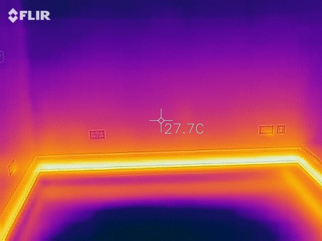 Ogrzewanie listwowe ThermaSkirt H2O w kamerze termowizyjnej FLIR pokazujące równomierny rozkład ciepła przy podłodze.