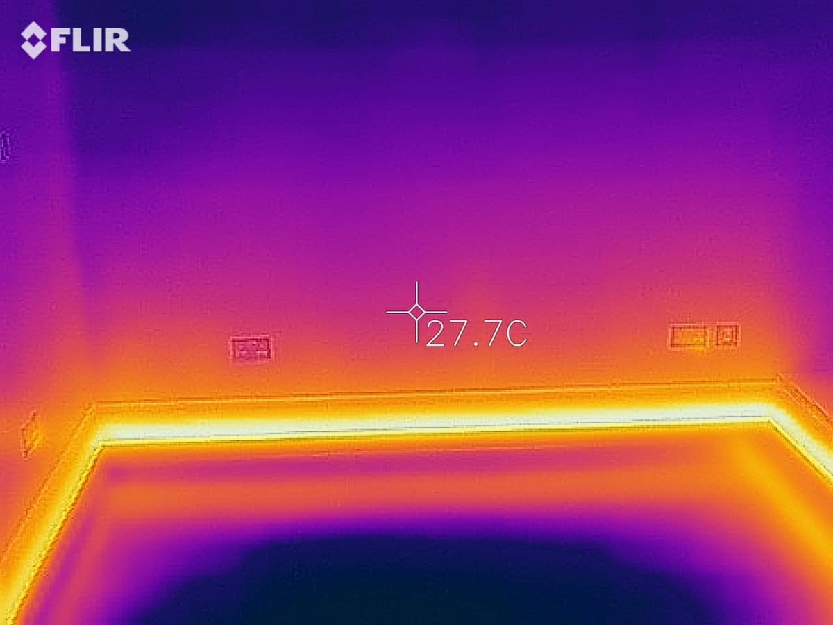 Ogrzewanie listwowe ThermaSkirt H2O w kamerze termowizyjnej FLIR pokazujące równomierny rozkład ciepła przy podłodze.